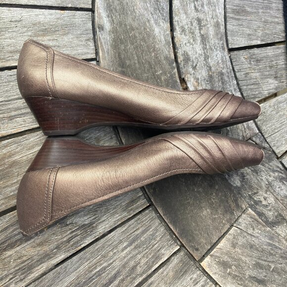 CLARKS LOW HEELED WEDGE BRONZE PUMP 9M - Picture 9 of 12